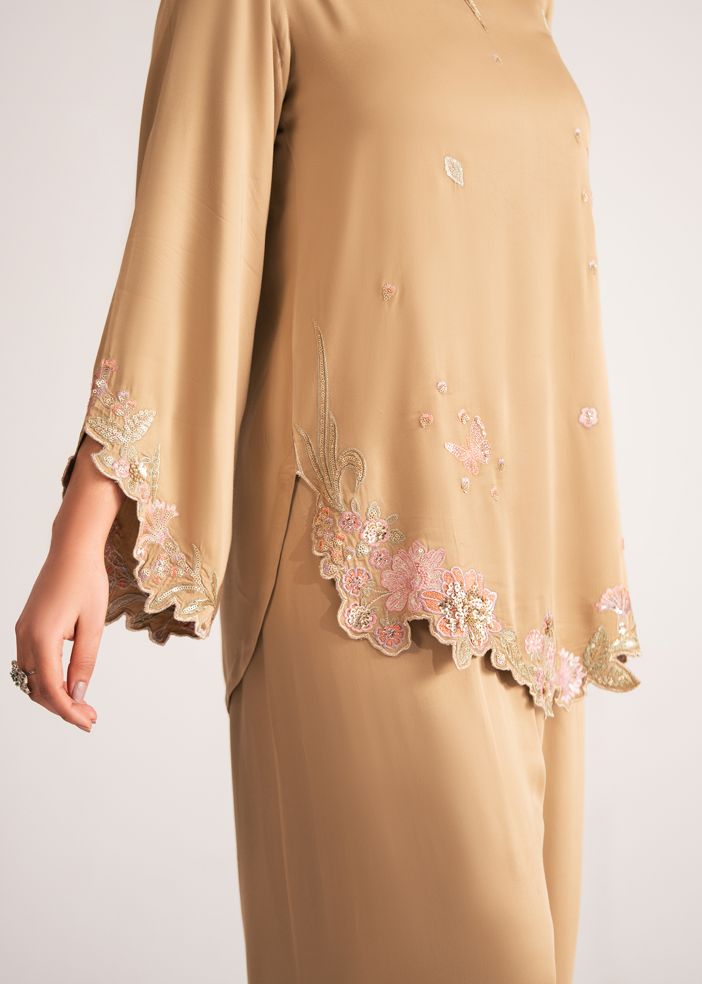 Ora Beige Festive Pret